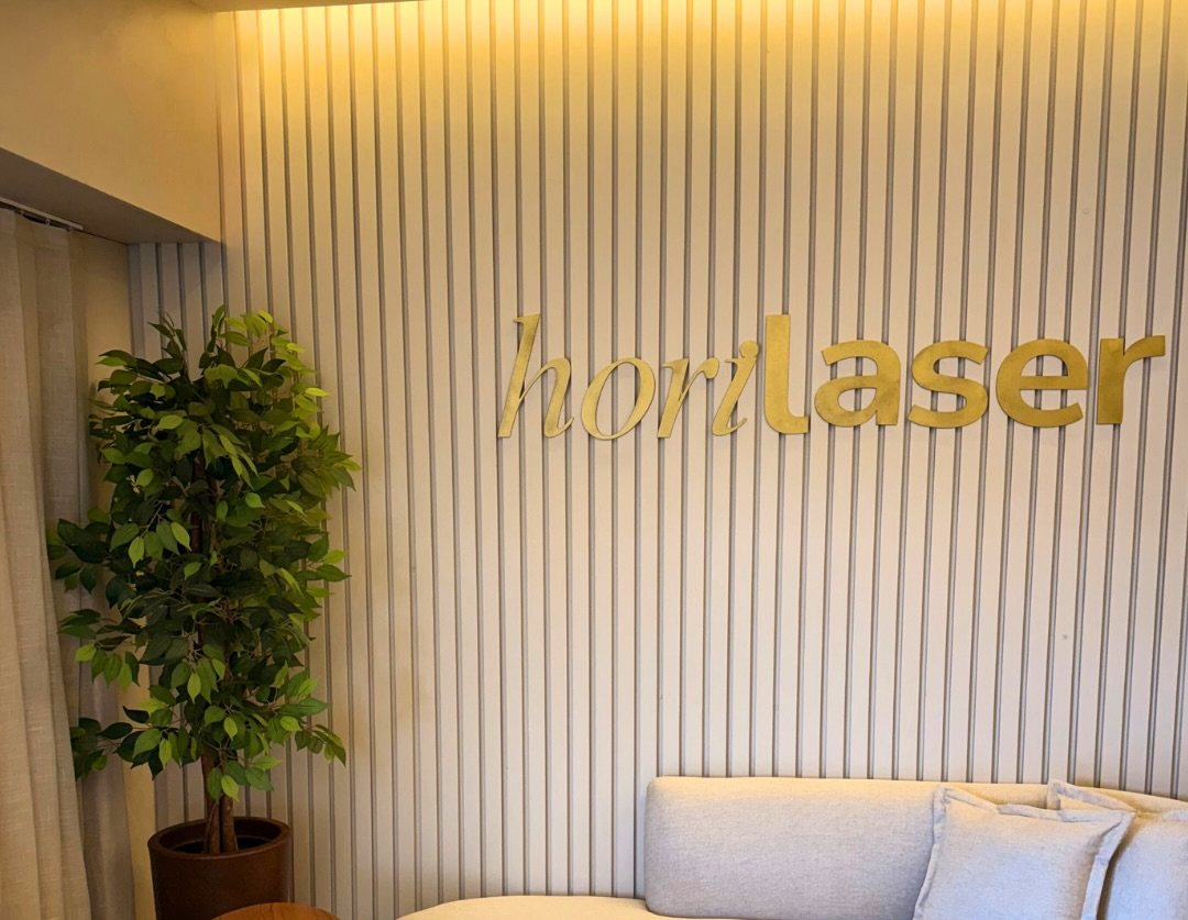 Recepção da Horilaser com a logomarca na parede
